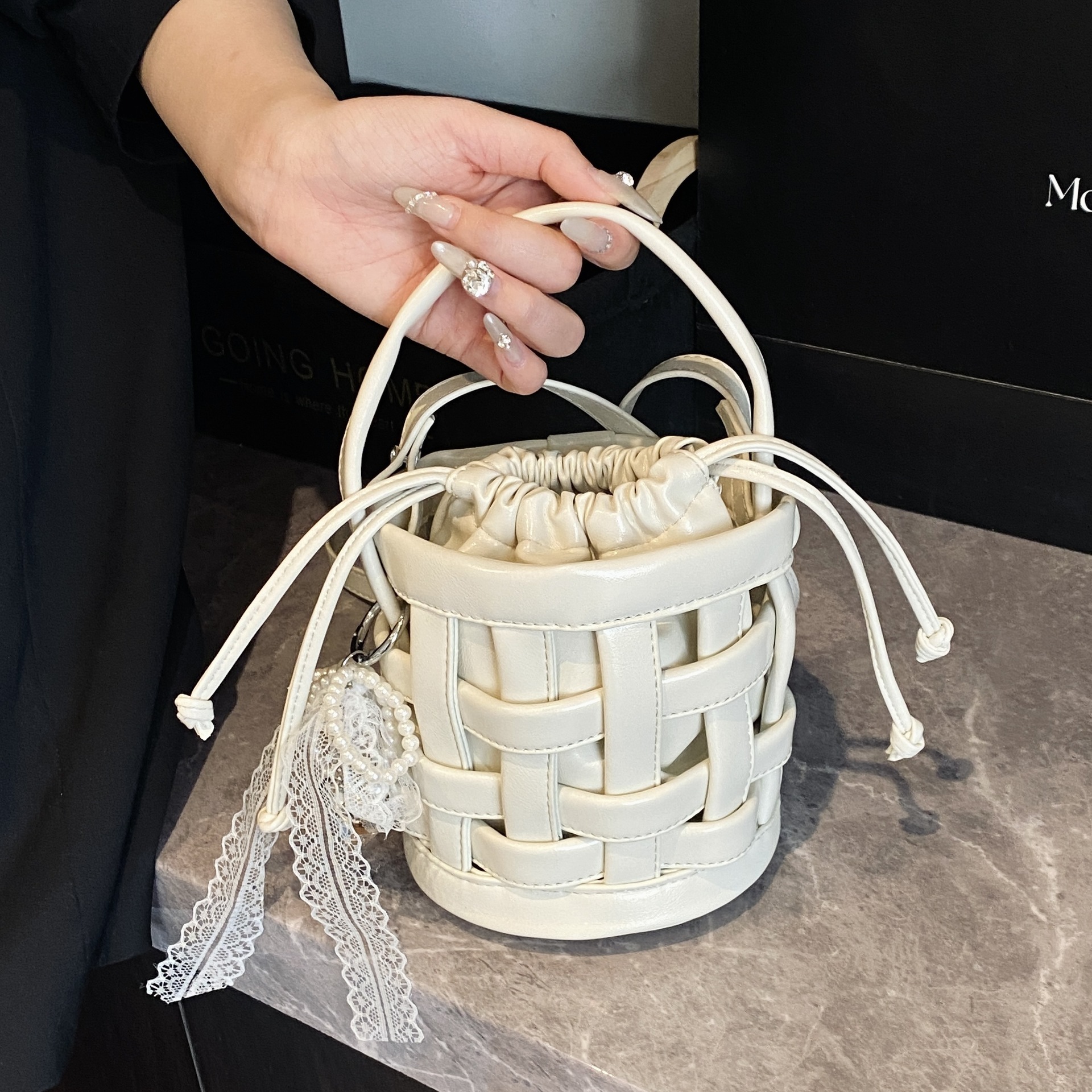 Bolso de mano tejido de nicho para mujer 2025 nuevo bolso de mensajero de moda simple y versátil bolso de verano bolso de cubo