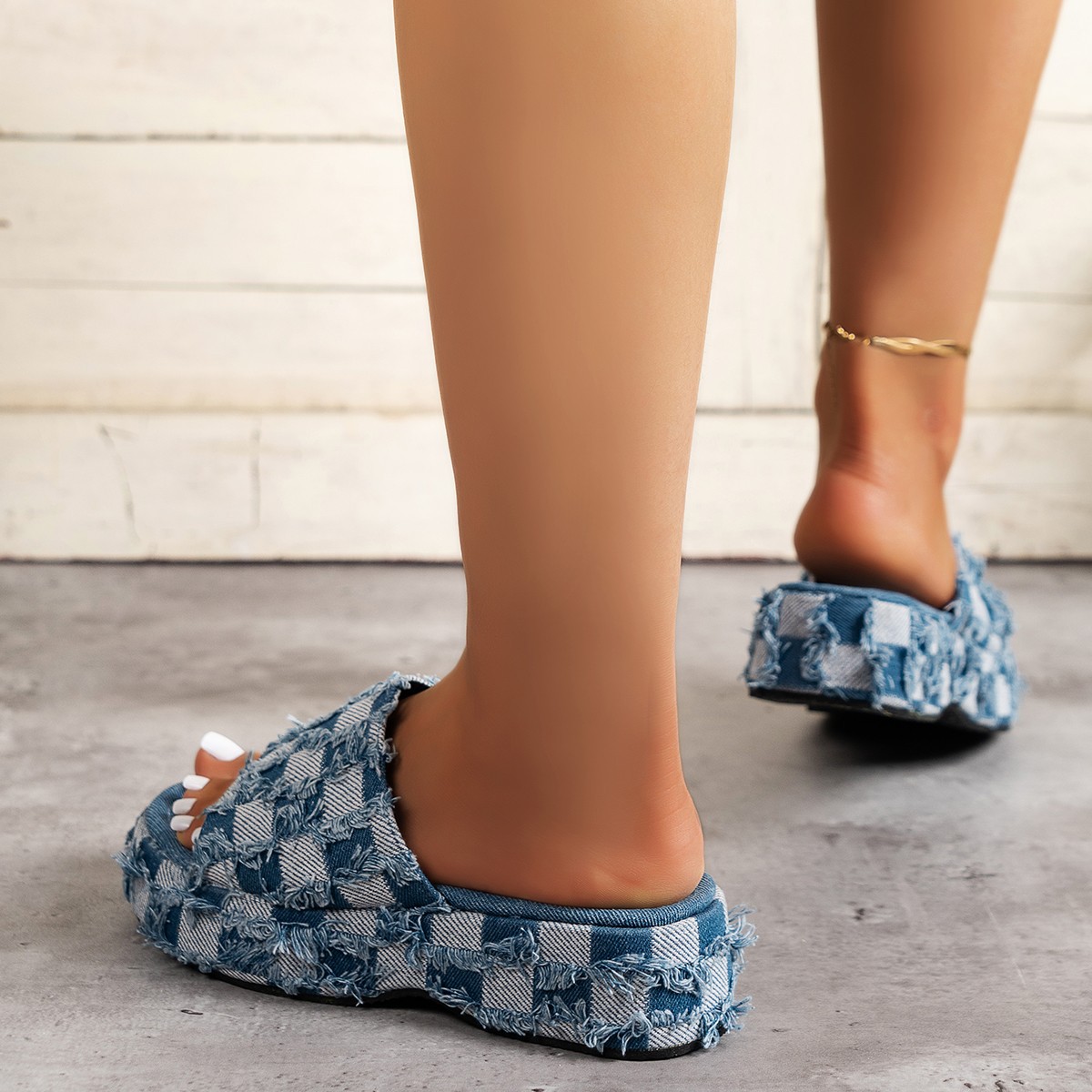 Commercio estero transfrontaliero di grandi dimensioni 2023 Pantofole estive nuove con punta tonda Pantofole da donna a scacchiera in denim che assorbono il sudore in stock_voghion.com