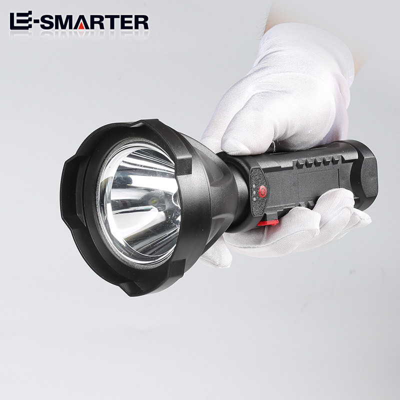 Novedad transfronteriza: linterna LED de alta intensidad con batería de litio incorporada, recargable por USB, de plástico, para acampadas y patrullas al aire libre