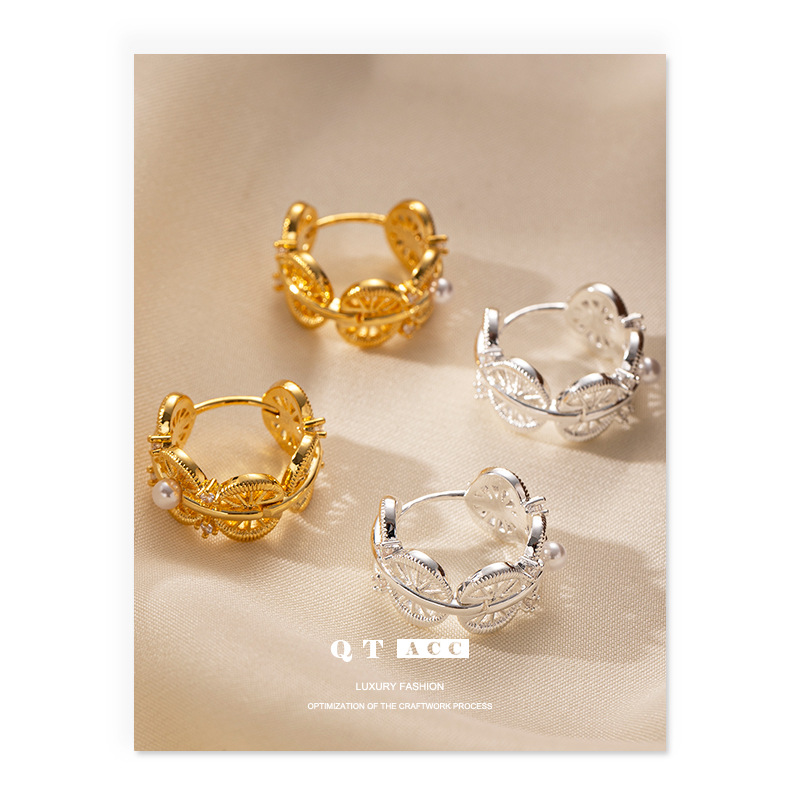 La moda europea y americana simple y alta sensación de orejas de zircon personalidad de encaje universal imitación de perlas pendientes
