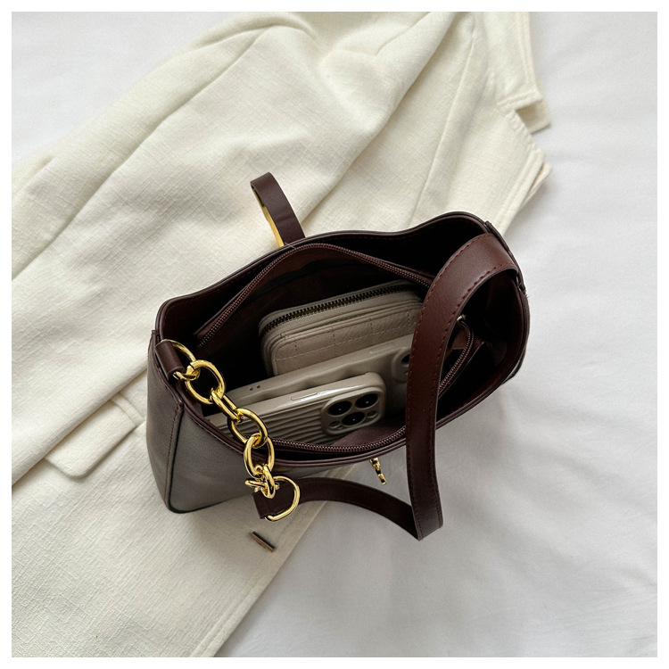 Textured lock buckle Korean style shoulder bag new style 2024 autumn and winter temperament commuter motorcycle bag fashionable style armpit bag _voghion.com