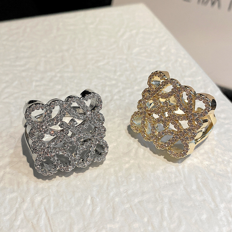 欧米の幾何学的な透かし彫りの金属はダイヤモンドの指輪を入れます。