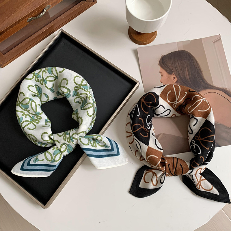 Bufandas de seda cuadrada alta sensación 2025 nuevo verde fresco estilo coreano moda decoración bufandas de seda de algodón y lino al por mayor