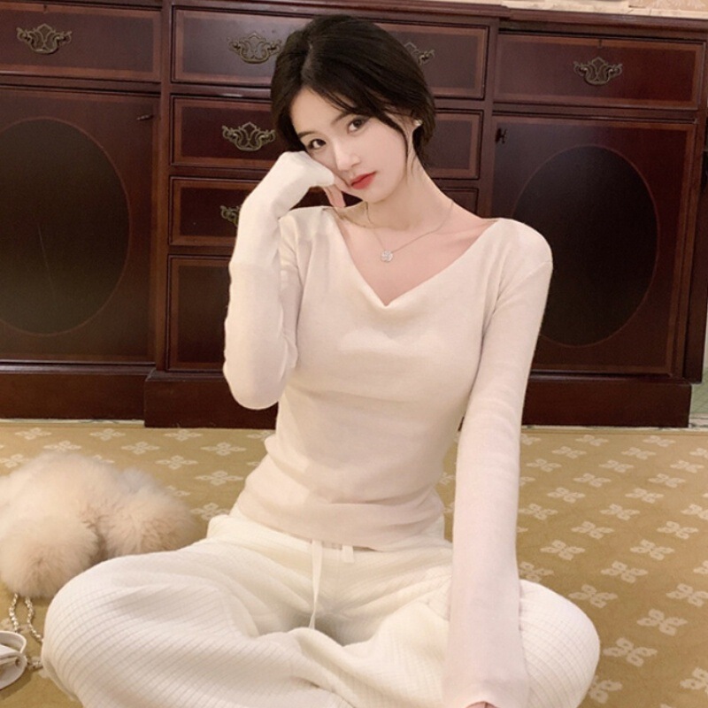 Famouswang's New Winter Collection for 2024 Features a Soft and Cozy Wool Knit Top with a Relaxed and Elegant Style