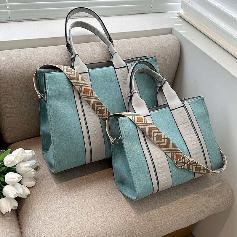 Bolso tote de lona de nuevo estilo con bloques de color, de gran capacidad para mujer, bolso cruzado de moda transfronteriza con sensación de alta gama para el trabajo y el transporte diario.