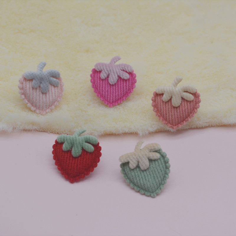 Plush small strawberry cloth paste material mobile phone shoes clothing accessories DIY accessories brooch hair accessories spot wholesale Plush small strawberry cloth paste material mobile phone shoes clothing accessories DIY accessories brooch hair accessories spot wholesale