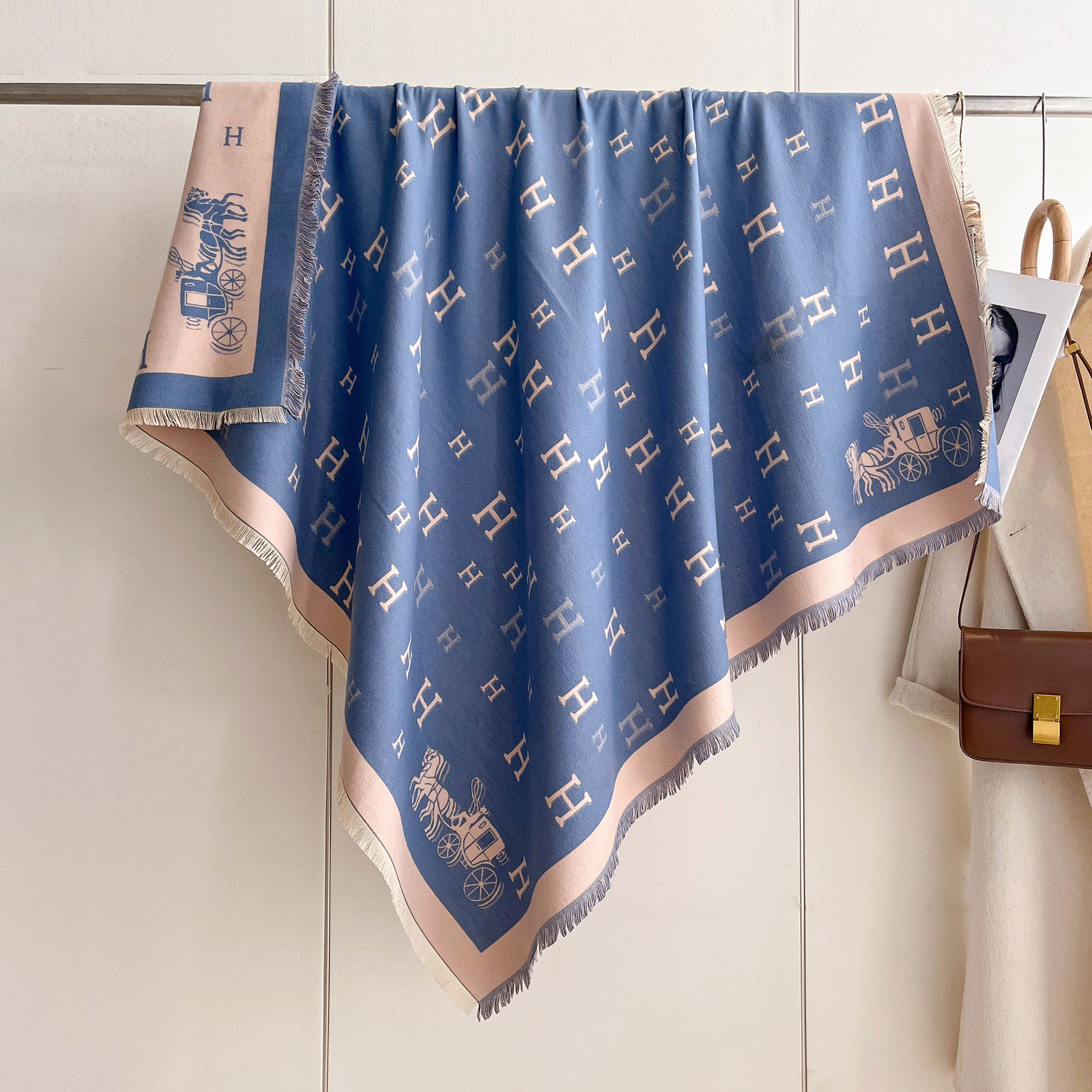 Moda de invierno universal bufandas cuadradas clásicas carruajes imitación bufandas de cachemira de doble cara calentamiento grueso doble uso capa de hombro para mujeres