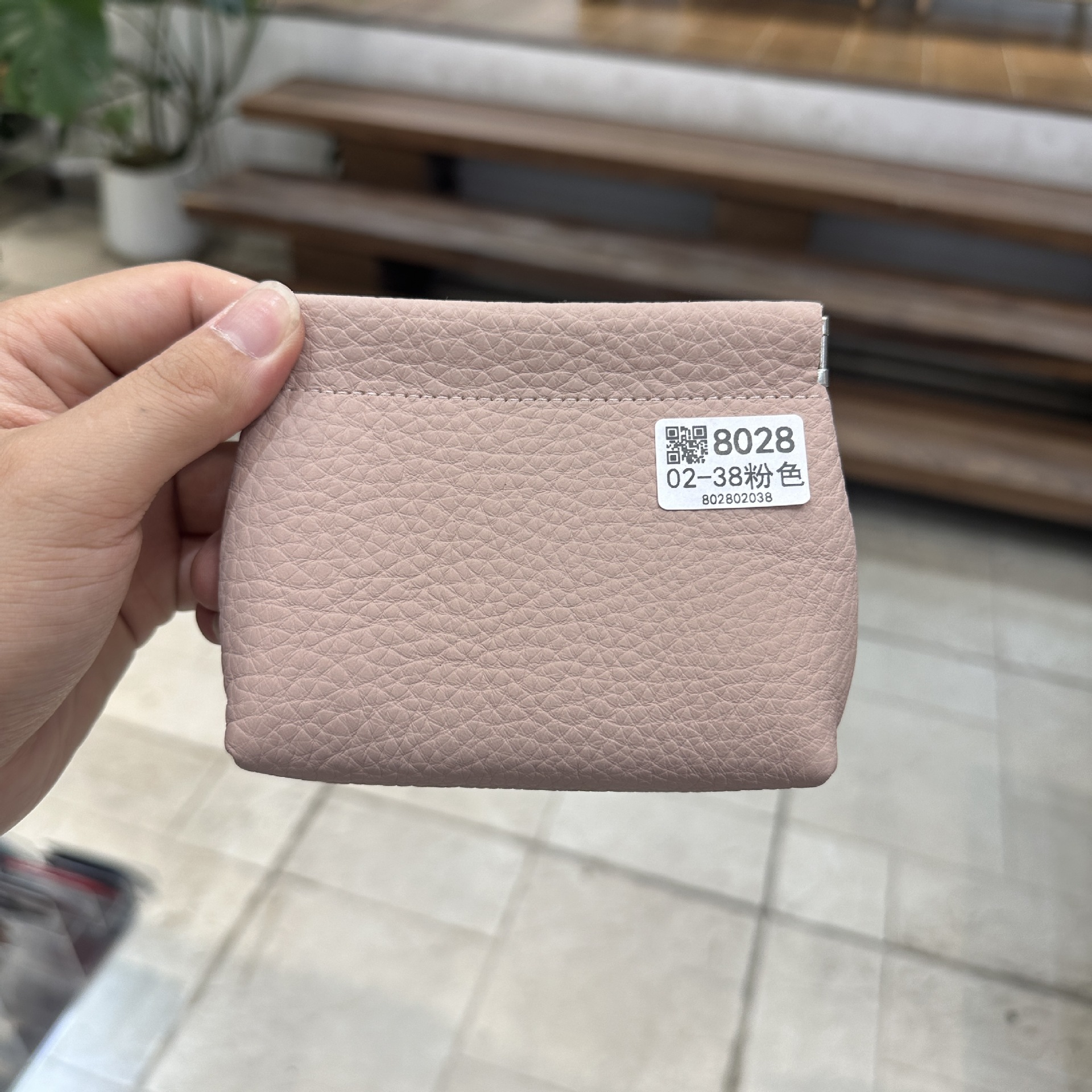 厚手の収納袋のトップ層の牛革は閉じています。