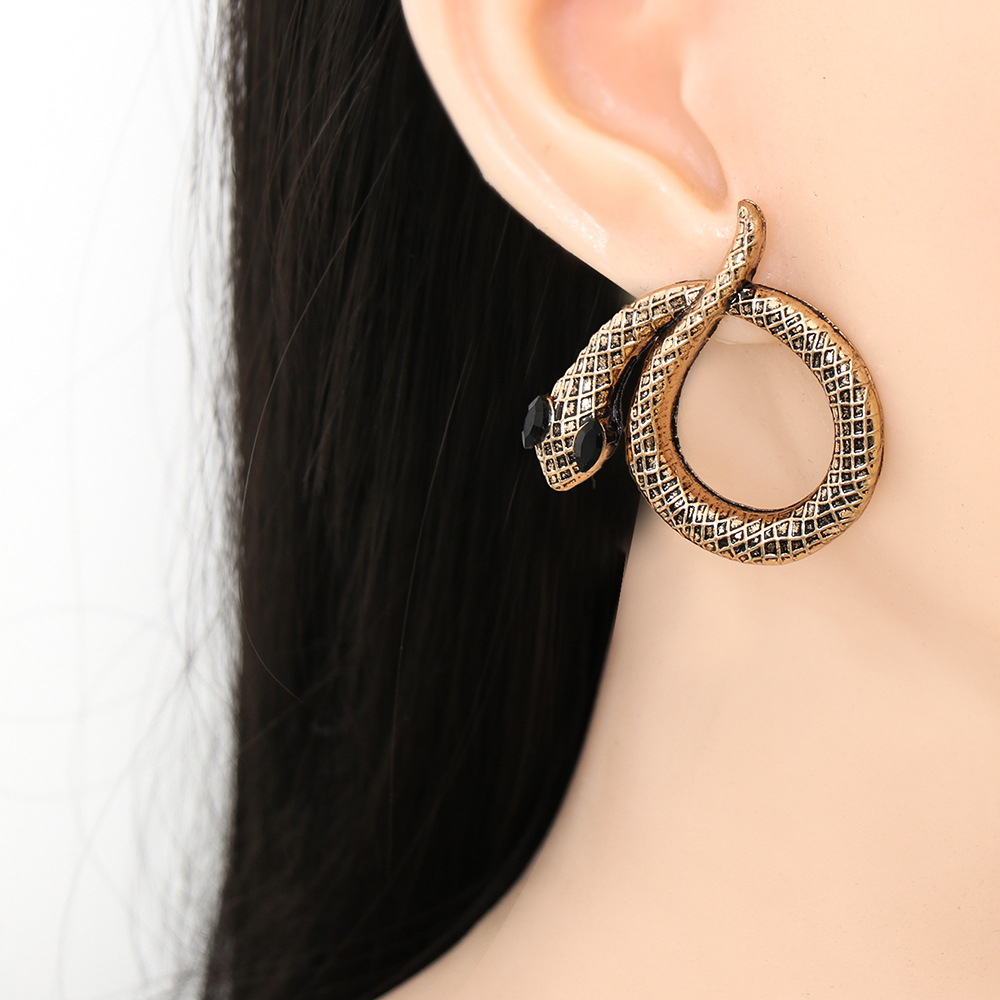 New Retro Diamond-studded Snake Earrings Wholesale Nihaojewelry display picture 2