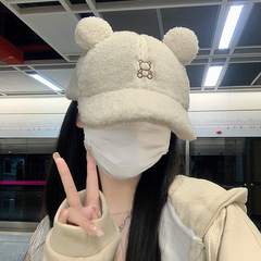 日本の刺繍のかわいい熊の耳の野球帽の女性の秋冬のネットの赤い子羊のぬいぐるみの保温はアヒルの舌の帽子を合わせます。