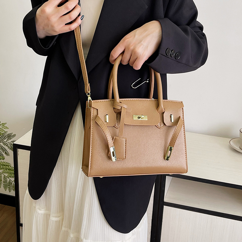 Classic retro elegant shoulder bag