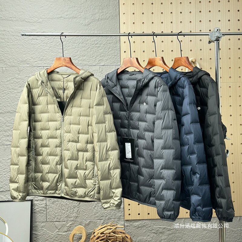 Ultra-lightweight cloud-feel down jacket with seam-sealed anti-penetrating technology for men, suitable for outdoor use, with a windproof and warm hooded design Ultra-lightweight cloud-feel down jacket with seam-sealed anti-penetrating technology for men, suitable for outdoor use, with a windproof and warm hooded design