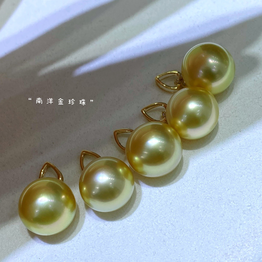Elegant golden small fashionable pendant pearl