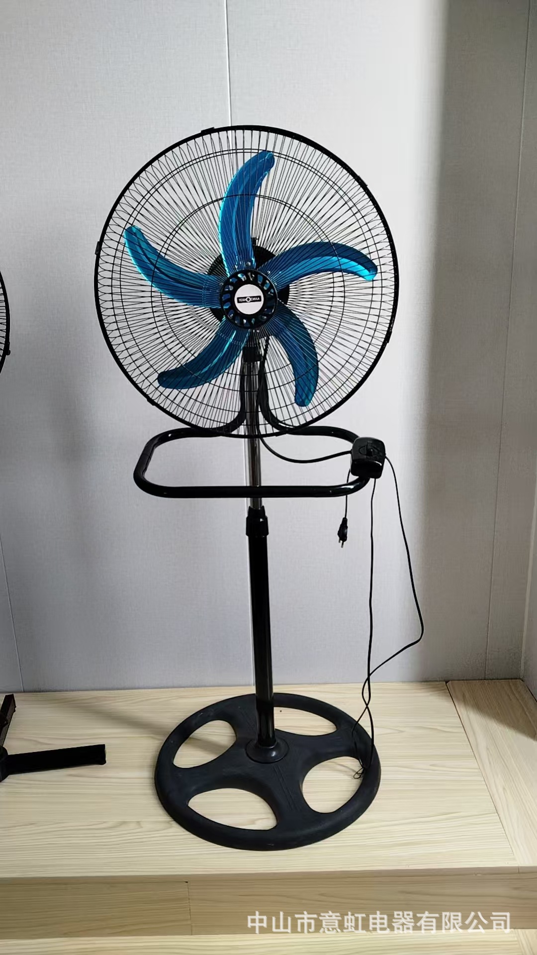 Exportación de comercio exterior europeo Silver Crest18 pulgadas ventilador de piso industrial comercio exterior doméstico sacudiendo la cabeza ventilador eléctrico industrial