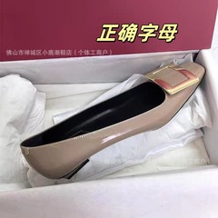 2025RV金属の角ボタンの平靴の女性の漆の皮の気質の方頭の花嫁の結婚靴の浅い口の平と女性の靴