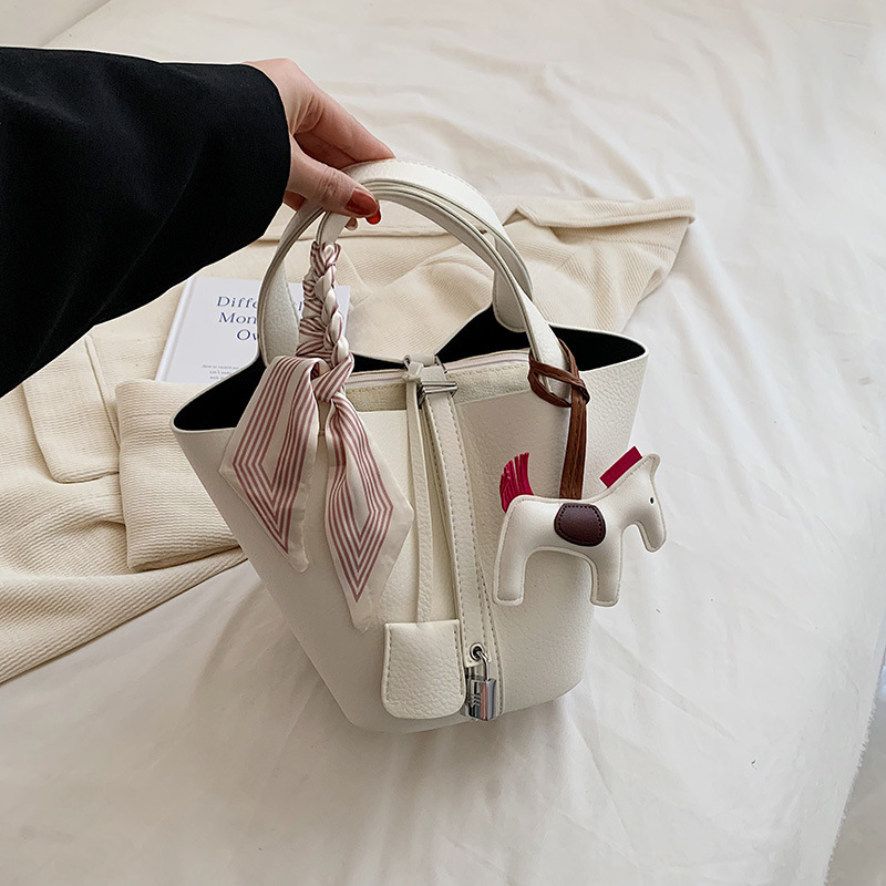 Bolso de diseño de nicho de estilo occidental de alta gama para mujer 2023 nuevo bolso de cerradura de red popular bolso de cubo de todo fósforo