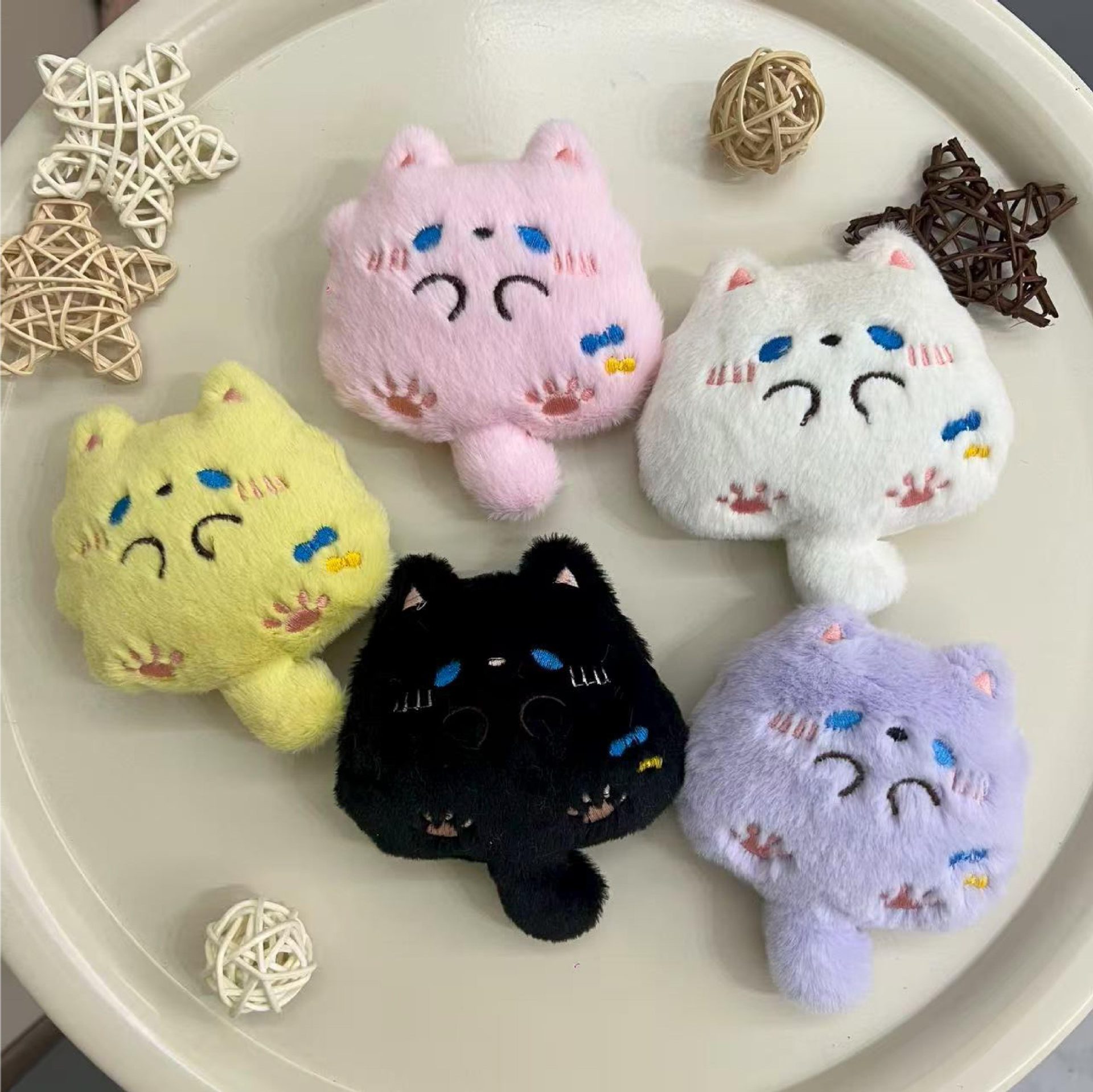 Pendentif chat mignon, style dessin animé, avec une queue dodue, peluche câline, broche décorative_voghion.com