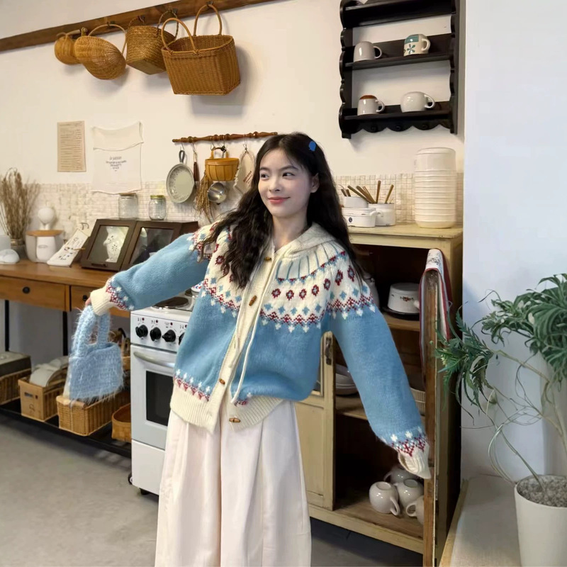 Knitwear factory: Nordic-style Fair Isle knit cardigan, blue and white color-blocked, with horn-shaped buttons, loose-fitting sweater for layering