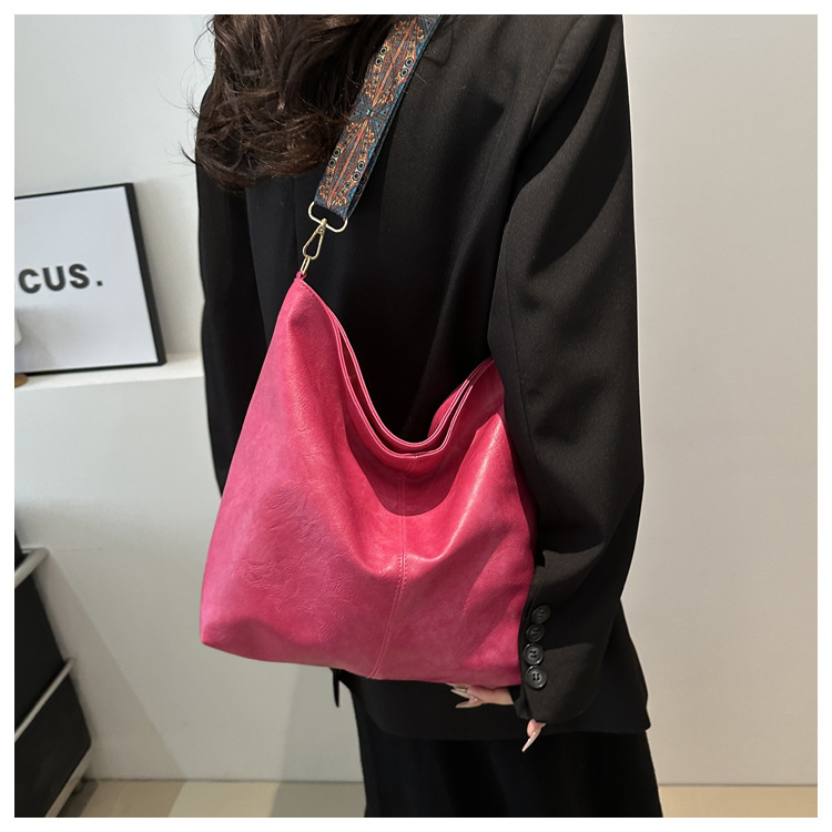 Bolso de mujer de moda bolso de cercanías 2024 nuevo bolso de hombro simple de gran capacidad retro versátil popular bolsa de mensajero