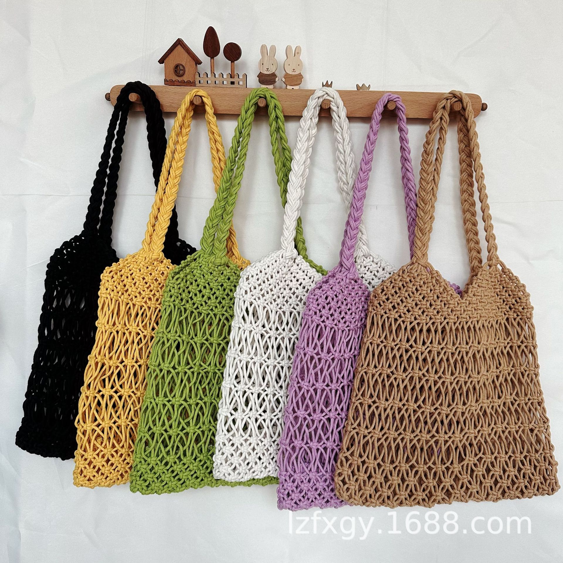 Woven straw beach one-shoulder bag