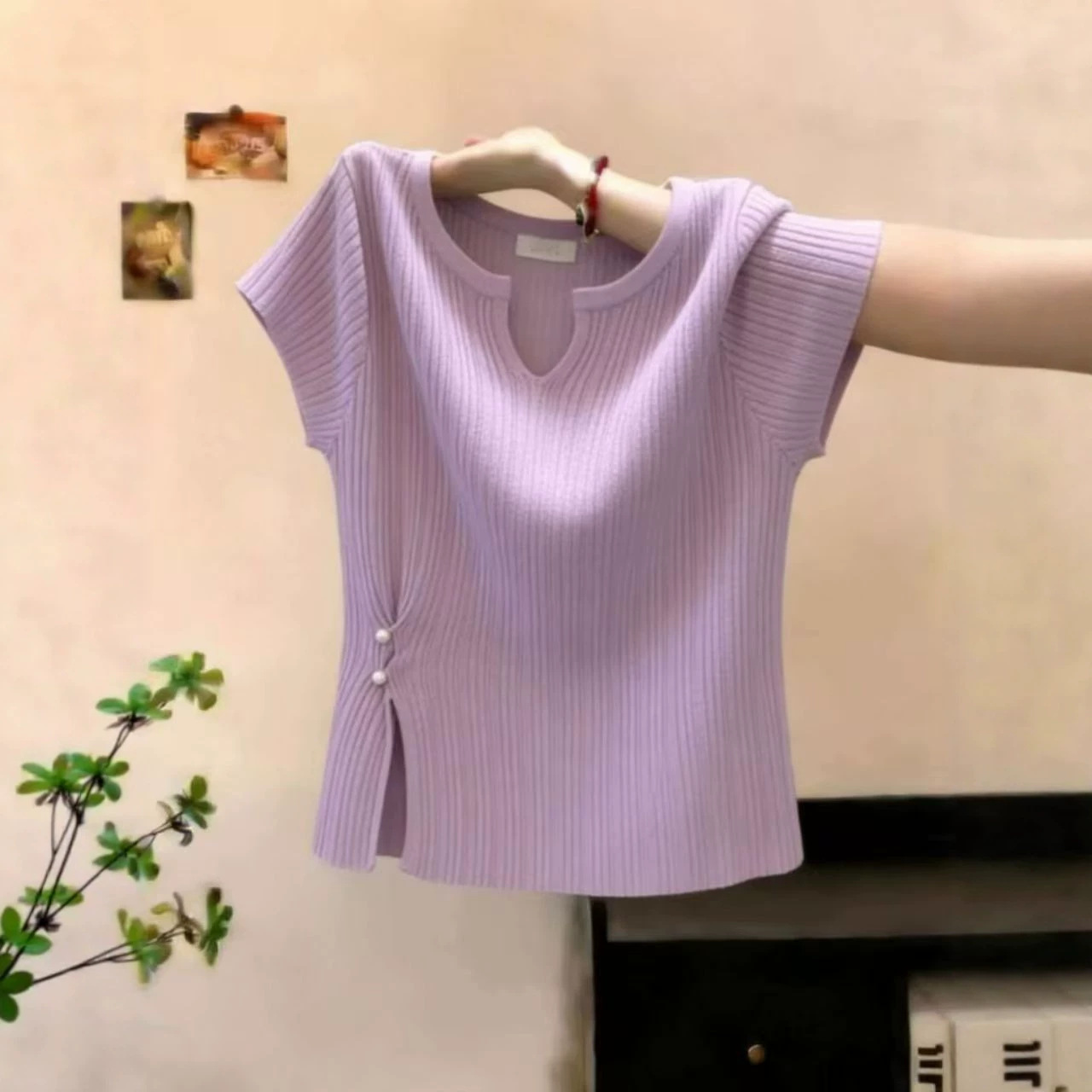 Áo thun nữ cổ tròn tay ngắn cúc ngọc trai dáng ôm — tím hoa cà chi tiết 3