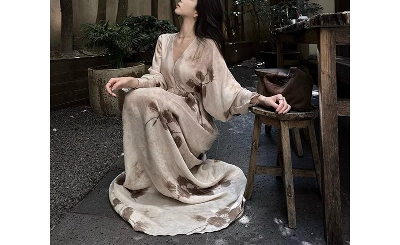 by onion金枝玉叶 蝙蝠袖v领交叉晕染连衣裙2025春秋新款印花长裙|undefined