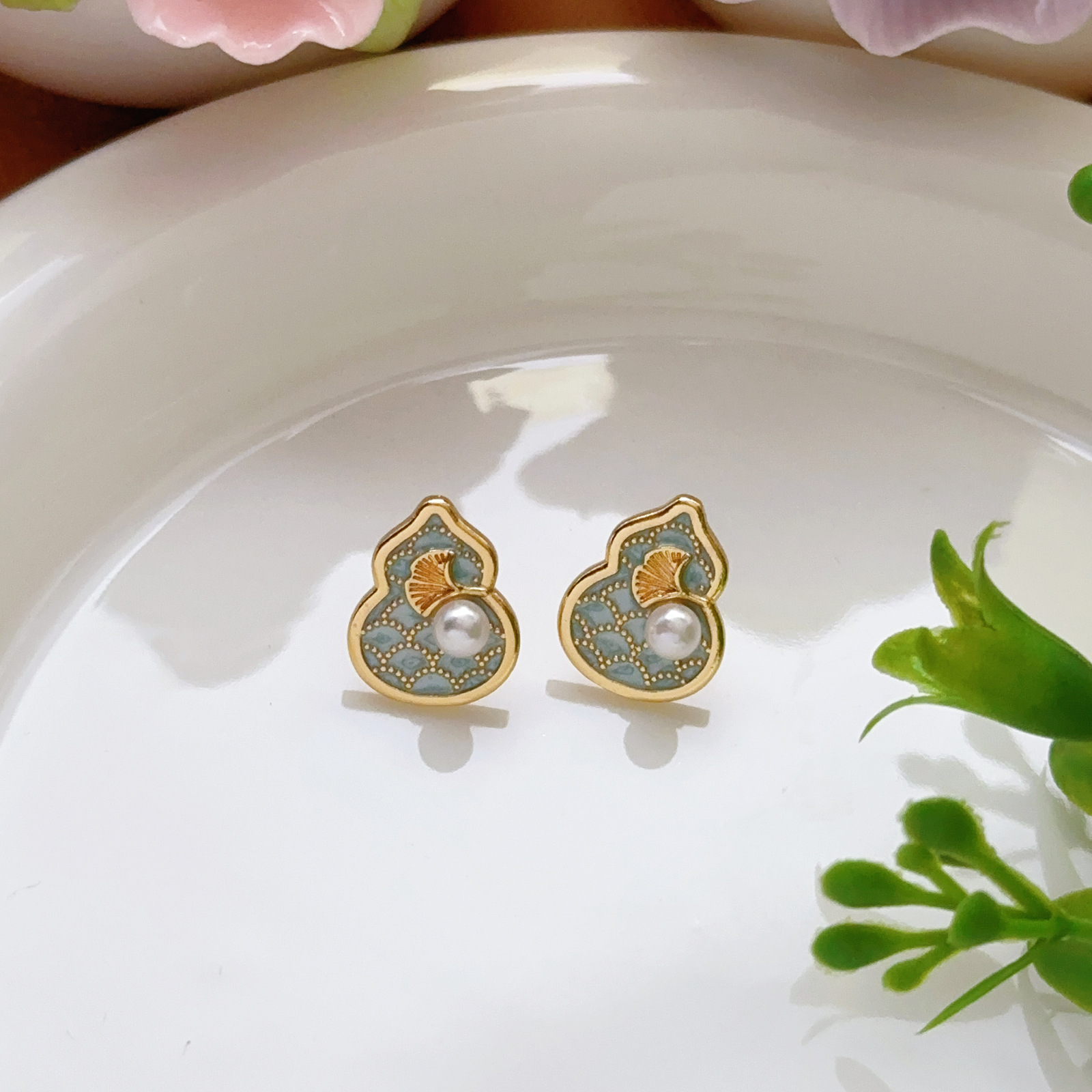 Pendientes de perlas Zhuji, temperamento blanco francés, pendientes antiguos, desplazamientos diarios, lujo ligero, joyería de orejas de alta gama al por mayor