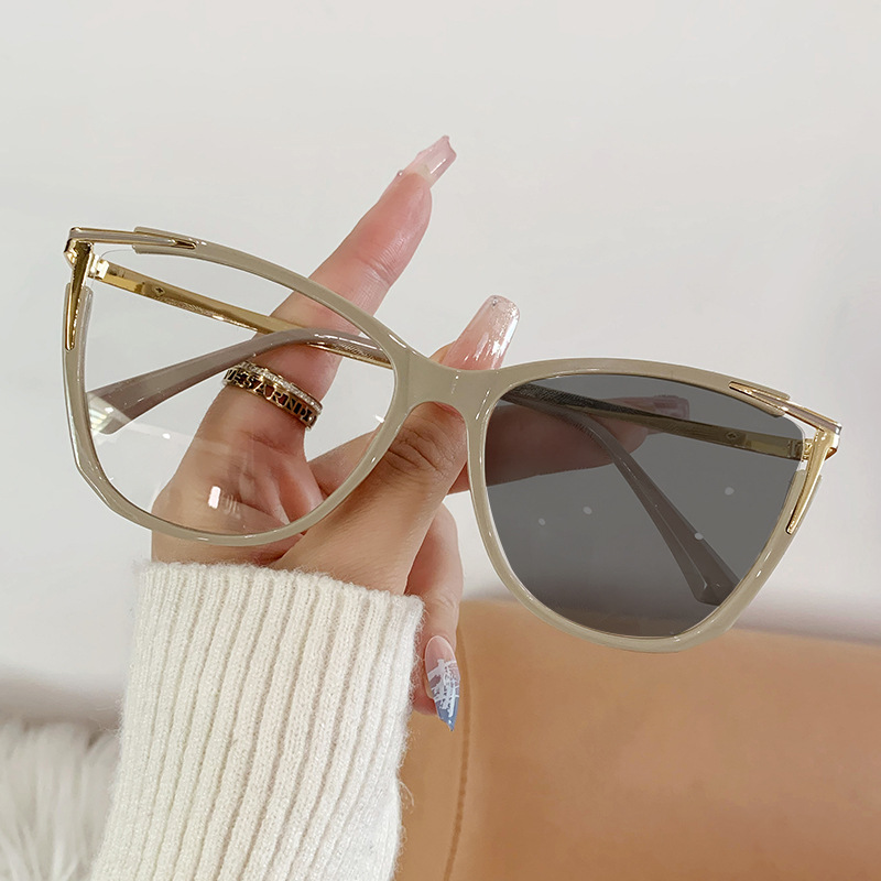 新しいファッションの猫の目のすっぴんのメガネのフレームは個性の変色を回復します。