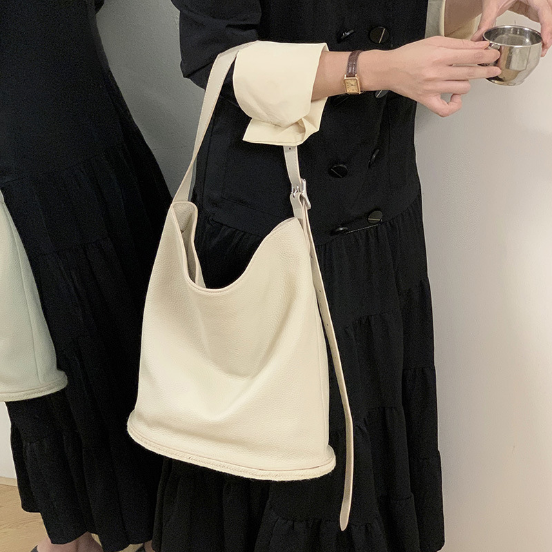 Bucket leisure large capacity commuting women's 2024 new single shoulder tote bag, leather soft cowhide crossbody bag_voghion.com