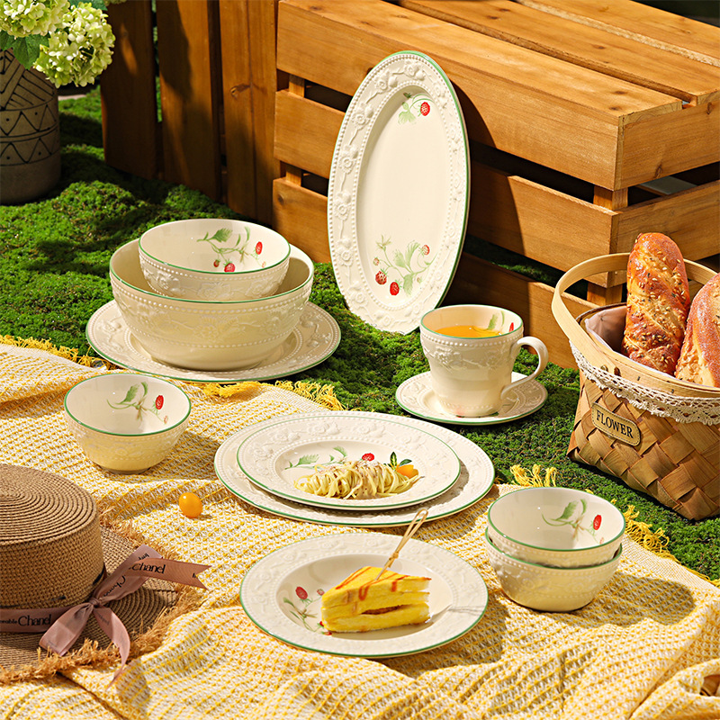 Strawberry Manor French-style retro romantic ceramic tableware set, including rice bowls, round plates, serving dishes, fish plates, and soup bowls – perfect as a gift
