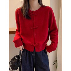 白い丸首の赤いカーディガンのセーターの女性の秋冬の新型のボタンのデザイン感が現れます。