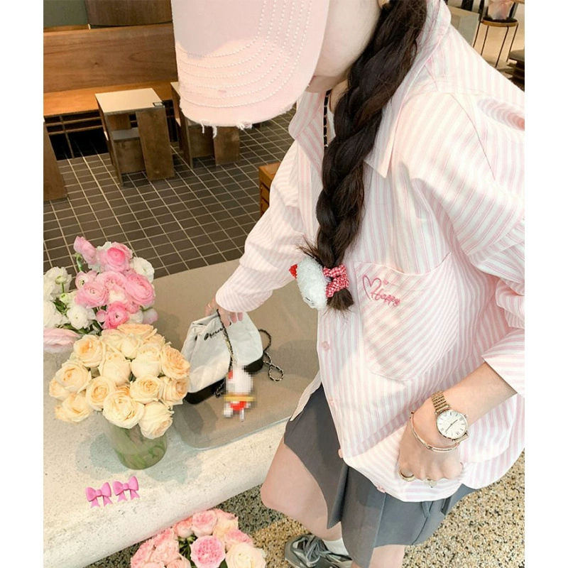 Розовая полосатая рубашка-кардиган, летняя верхняя одежда для женщин 2025 года, новая рубашка с длинным рукавом и защитой от солнца, стильный дизайн.