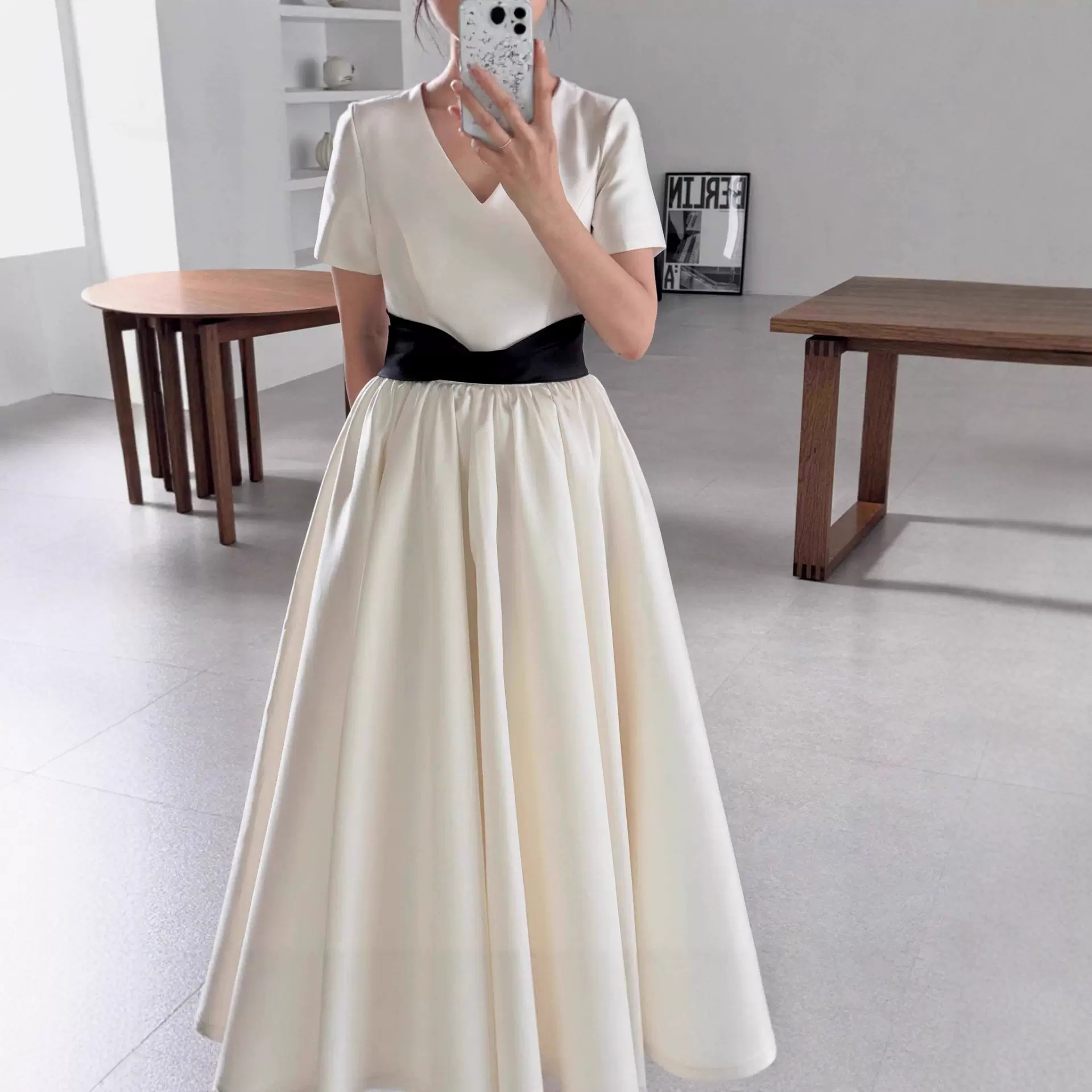 法式轻婚纱缎面赫本风高级感收腰显瘦短袖订婚领证小礼服蓬蓬裙女