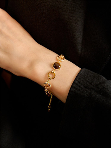 Original design lightweight luxury tiger's eye stone antique bracelet with a touch of vintage elegance, perfect for a refined and trendy workplace look, ideal for the modern professional.