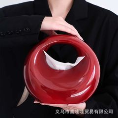 ハンドバッグはリビングの高級感を飾っています。