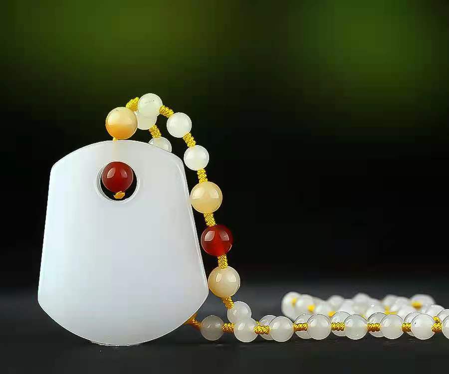 金丝玉 石英岩白玉吊坠 无事牌挂件 时尚流行女款毛衣链