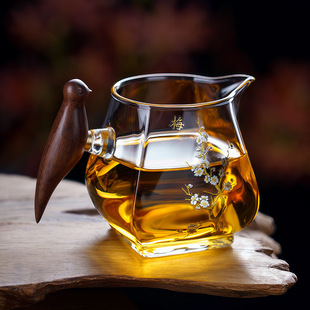 Magpie on Plum Blossom Fair Cup with Wooden Handle, Thickened High Borosilicate Glass Tea Set, Large Capacity Tea Strainer Fair Cup for Kung Fu Tea