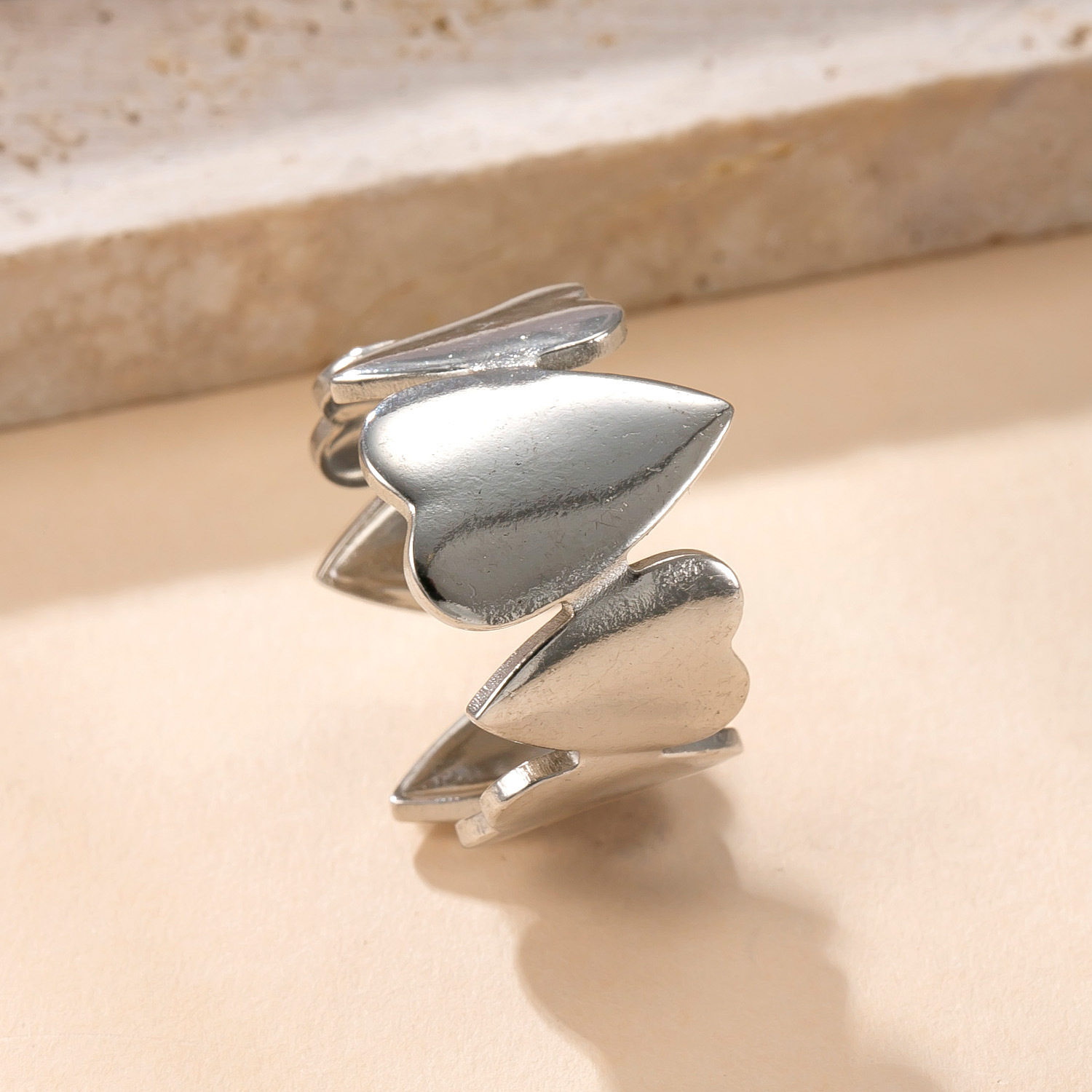 Venta caliente transfronteriza anillo abierto de acero inoxidable acero titanio no se desvanece joyería de mano simple presión de aceite hueco amor fábrica de anillos