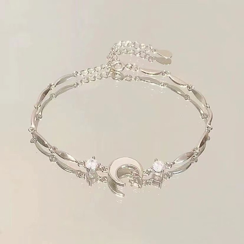 High-end trendy moon bracelet, a new luxury design for close friends, exquisite and unique, perfect as a gift for a girlfriend High-end trendy moon bracelet, a new luxury design for close friends, exquisite and unique, perfect as a gift for a girlfriend