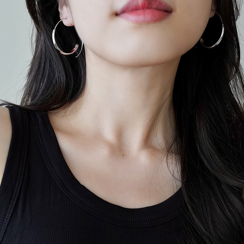 유럽과 미국의 과장된 원형 대형 귀걸이 빛 고급 고급 감각 간단한 기질 프랑스 패션 디자인 센스 귀 반지 귀 보석