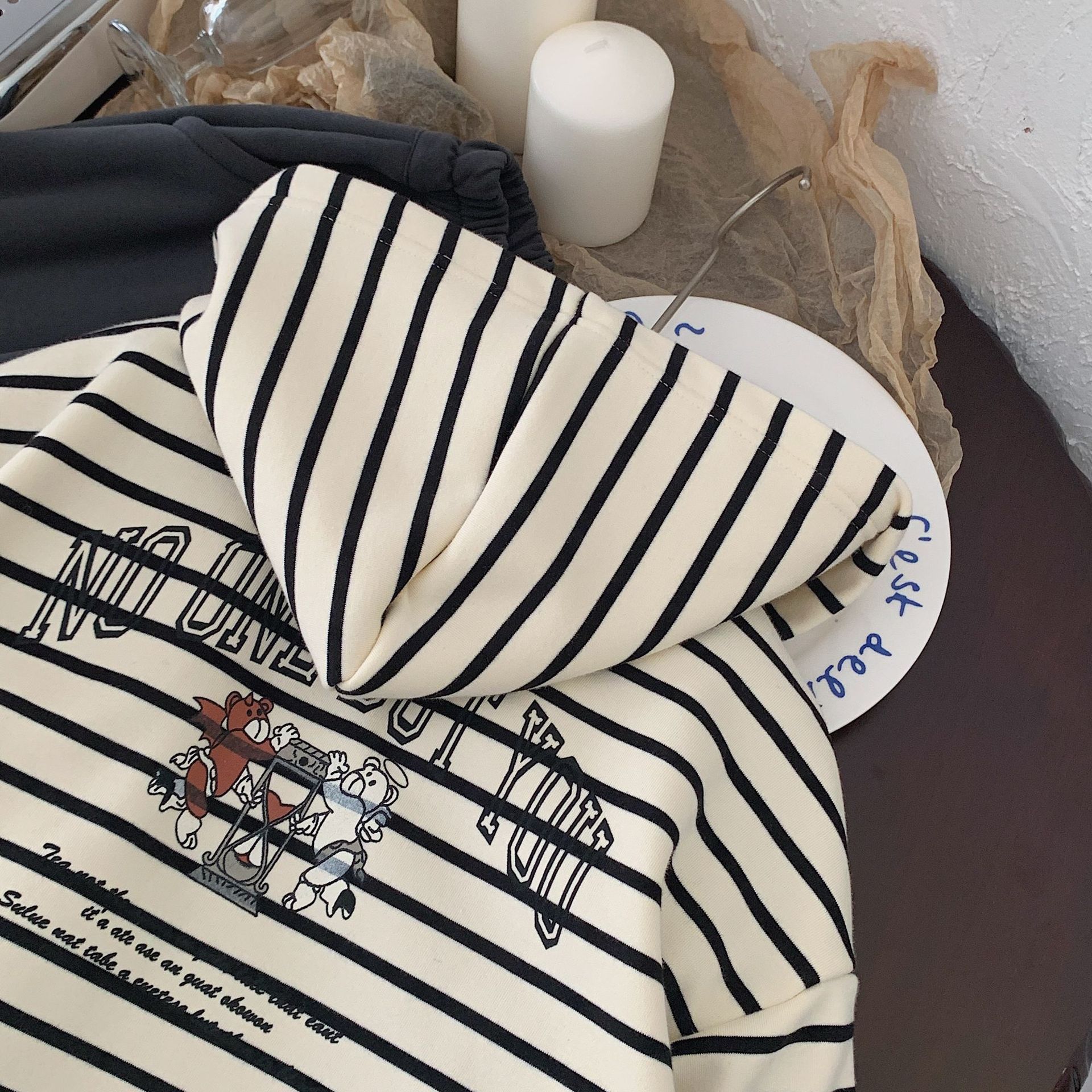 Çocuk Mont 2023 Bangcheng Kış Sürümü Kore Klasik Çizgili Karikatür Kapüşonlu Kazak F0509 Erkek ve Kız Çocukları İçin_voghion.com