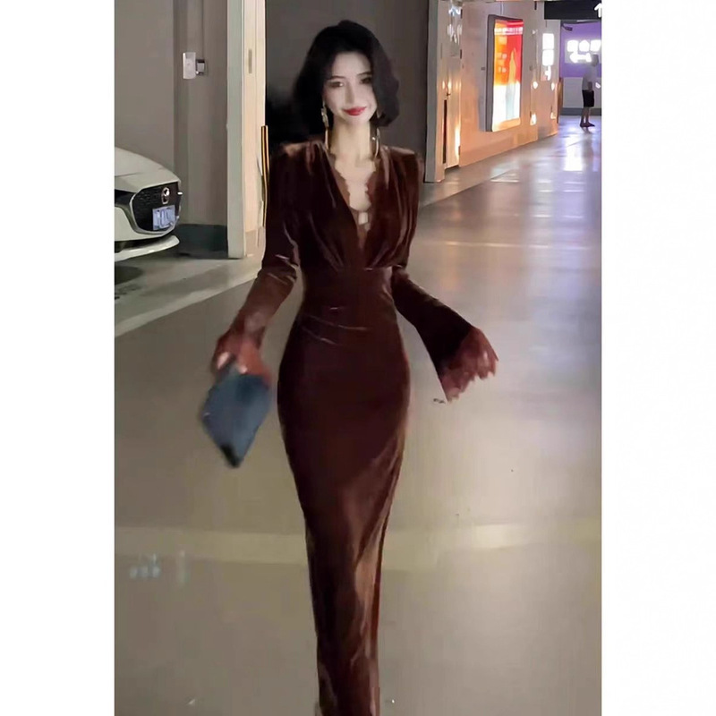 The Luxurious Outfit of a Wealthy Lady Looks Great When Worn at Important Events; a High-End, Elegant Socialite's Brown Velvet Dress for Autumn