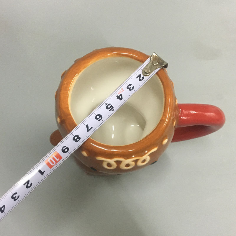 Title 3, Taza de té de cerámica navideña con hombre de j...