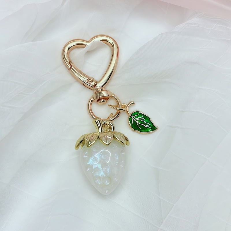 Fijación de bolsos de fresa llavero hermoso teñido colgante de fresa decoración colgante de bolsos de mujer accesorios pequeños colgantes frescos