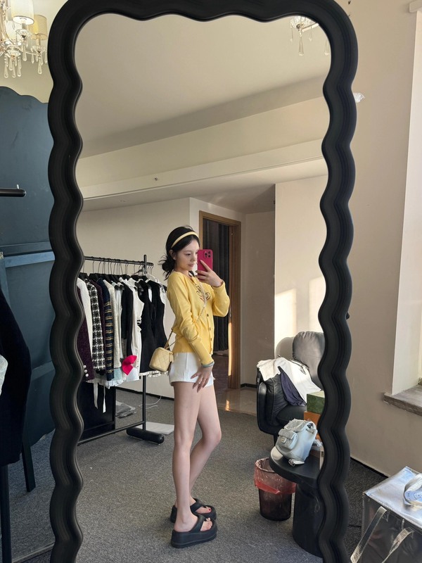 西太后开衫黄色卡通土星毛衣女修身显瘦长袖圆领针织开衫带纽扣25|undefined