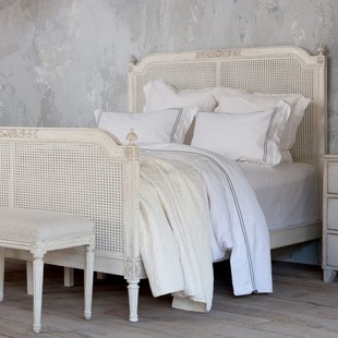 French retro solid wood vine -edged bed American rural country rural master bedroom white as old bed 1.8 meters high -end double bed