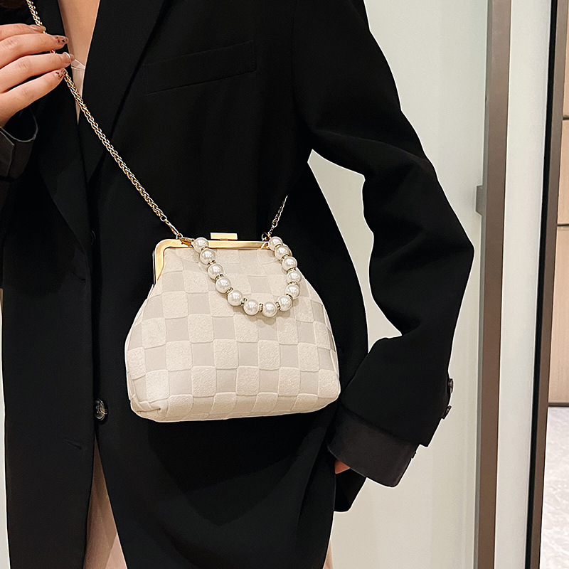 Kleine frische Tasche Damentasche 2023 Winter neue trendige Modekette Umhängetasche Internet-Berühmtheit Perlen-Handclip-Tasche_voghion.com