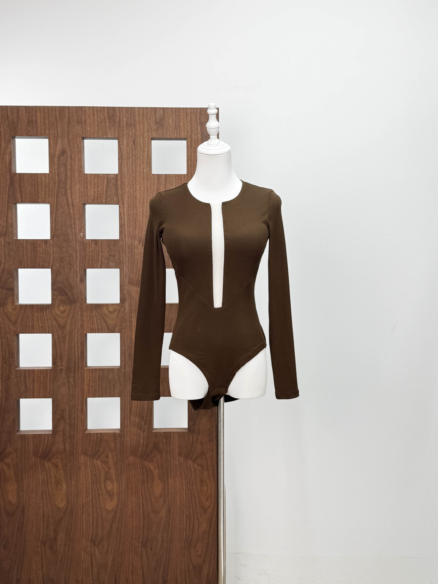 Diseño de nicho sexy al vacío camiseta mujer 2025 otoño invierno interior con sujetador sin usar cintura alta elástica para adelgazar