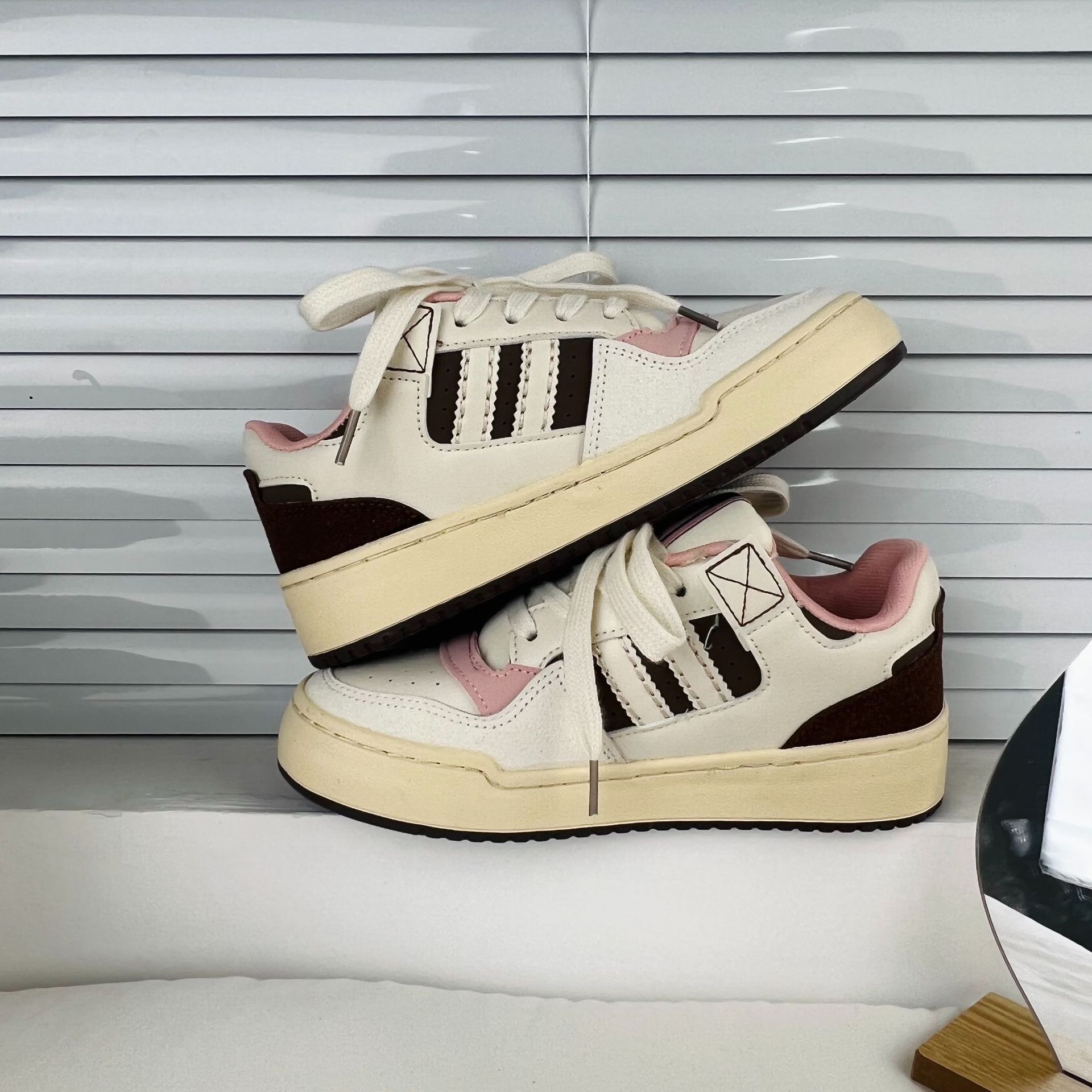 Otoño 2023 nuevos zapatos blancos versátiles del estilo coreano para las mujeres de los estudiantes
