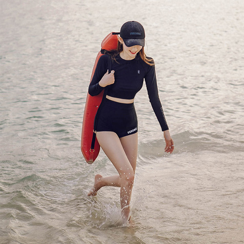 New conservative long-sleeved one-piece swimsuit for women, fashionable slimming sun protection swimsuit, tight-fitting student swimsuit for hot spring bathing